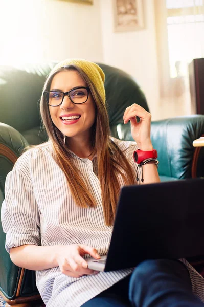 Bastante hipster usando un portátil y riendo . — Foto de Stock