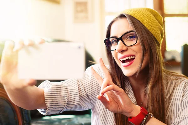 Jong meisje selfie te nemen en hard lachen — Stockfoto