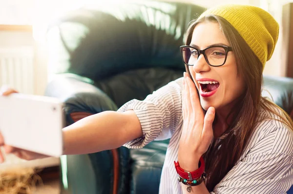 Meisje selfie te nemen en hard lachen. — Stockfoto