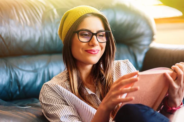 Ragazza che legge seduta sul pavimento — Foto Stock