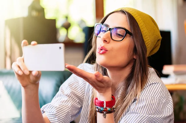 Dziewczyna przy selfie i wysłanie powietrza pocałunek. — Zdjęcie stockowe