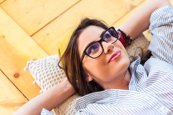 Chica con pensamientos felices . —  Fotos de Stock