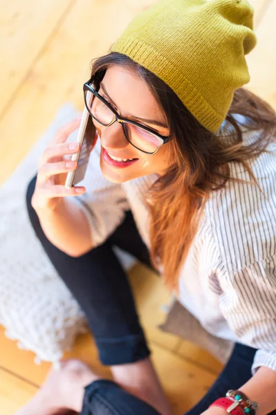 Fille au téléphone — Photo