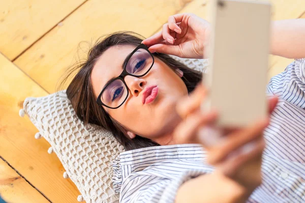 Chica divirtiéndose tomando selfies . — Foto de Stock