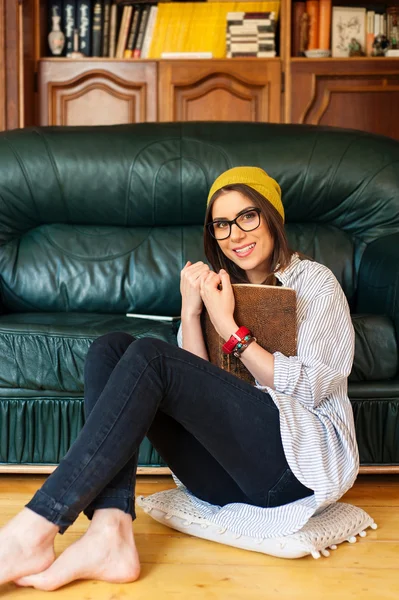 Mädchen mit Buch in der Hand — Stockfoto