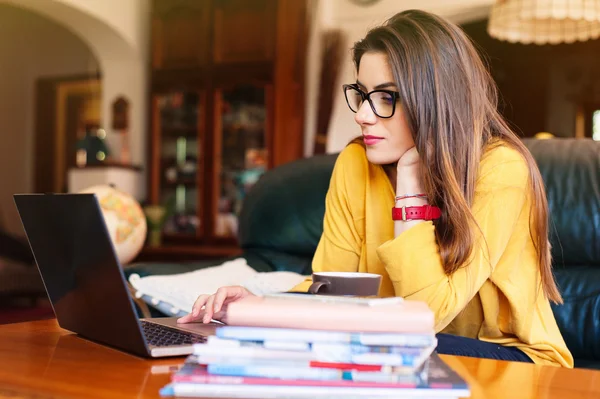 Flicka på laptop — Stockfoto