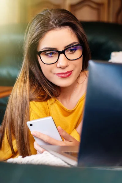 Mädchen in den sozialen Medien. — Stockfoto