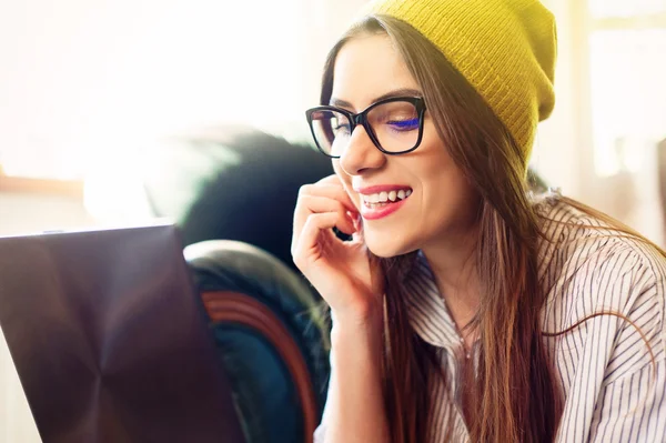 Ragazza sui social media sul computer portatile — Foto Stock