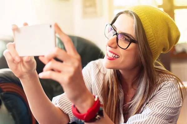 Meisje nemen zelfportret en lachen. — Stockfoto