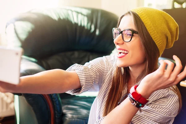 Girl taking self-portrait and laughing. — Stock Photo, Image