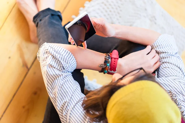 Meisje aan de telefoon. — Stockfoto