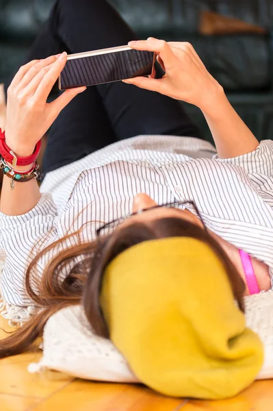 Flicka sitter på telefonen — Stockfoto