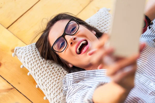 Chica tomando autorretrato y riendo . — Foto de Stock