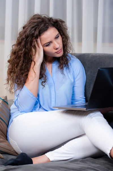 Vrouw die op laptop op zoek bang werkt. — Stockfoto