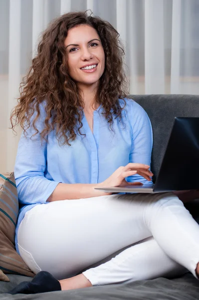 Vrouw werkt op laptop — Stockfoto