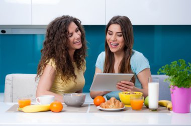 Kahvaltıda iyi vakit geçiren kız.