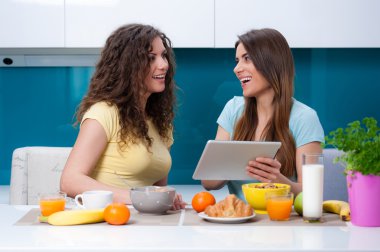 Kahvaltıda iyi vakit geçiren kız.