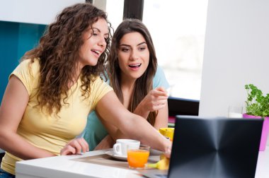 Arkadaş grubu evde kahvaltı.