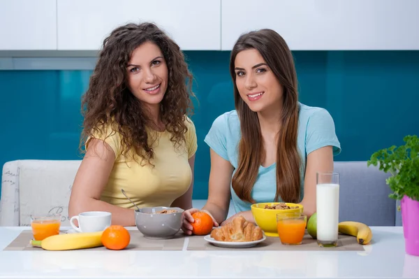 Amistad y estilo de vida saludable comiendo en casa . —  Fotos de Stock