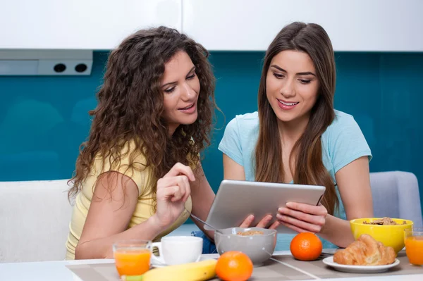 Flickvänner har god tid över frukost. — Stockfoto