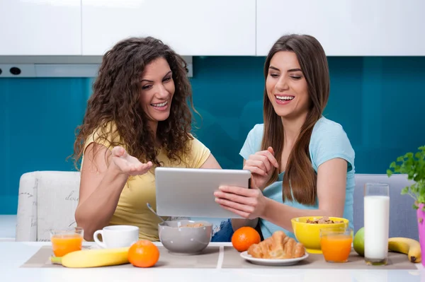 Vriendinnen hebben goede tijd tijdens het ontbijt. — Stockfoto