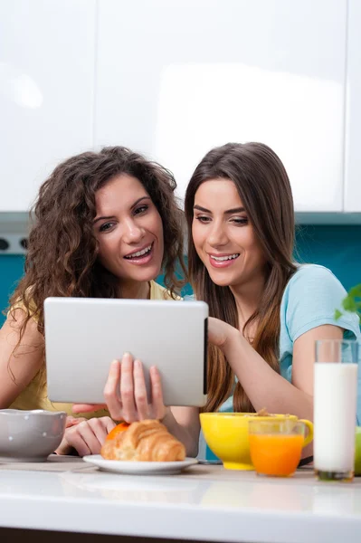 Vriendinnen hebben goede tijd tijdens het ontbijt. — Stockfoto