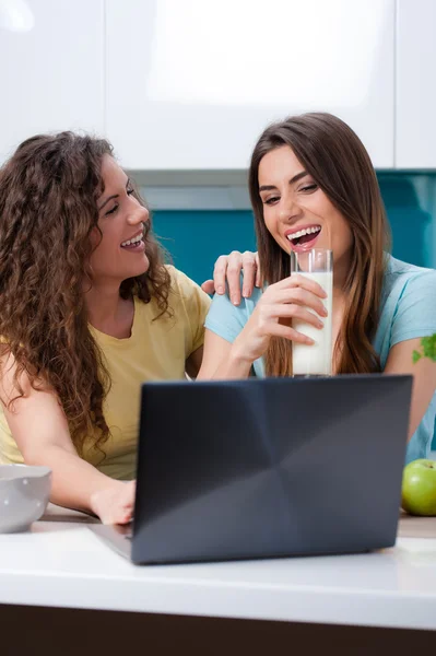 Frukost med vänner hemma. — Stockfoto