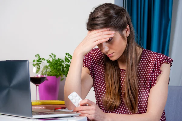 Woman holding pill tablets looking tired — 图库照片