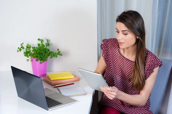 Trabajar y usar tecnología moderna — Foto de Stock