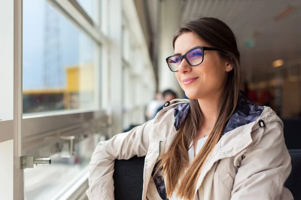 Femme décontractée dans le hall de l'aéroport . — Photo