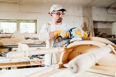 Ahşap masada çalışan marangoz .