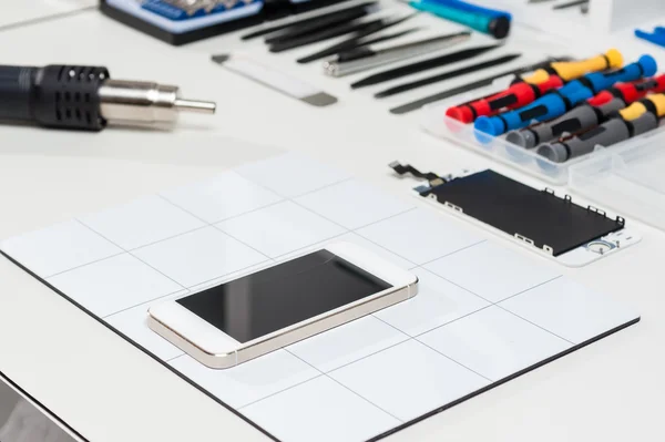 Close-up photos showing process of mobile phone repair — Stock Photo, Image