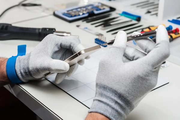 Fotos de primer plano que muestran el proceso de reparación del teléfono móvil — Foto de Stock