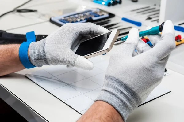 Närbild bilder visar processen för reparation av mobiltelefon — Stockfoto