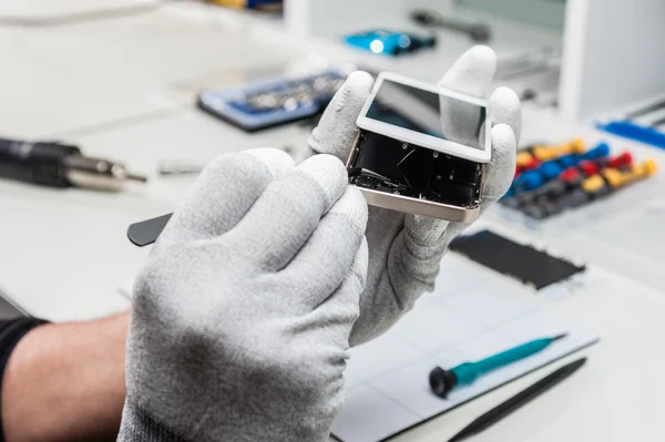 Close-up photos showing process of mobile phone repair — Stock Photo, Image