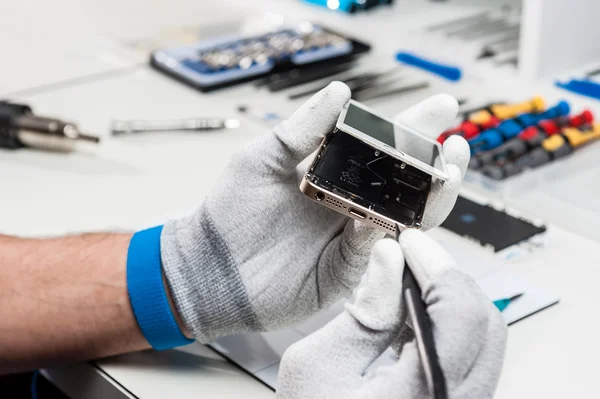 Close-up foto 's tonen proces van mobiele telefoon reparatie — Stockfoto