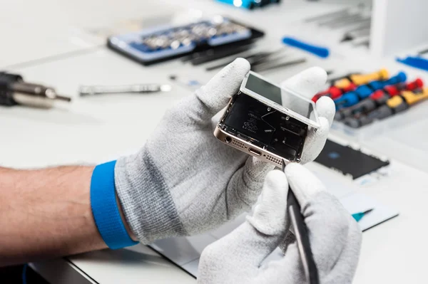 Foto close-up che mostrano il processo di riparazione del telefono cellulare — Foto Stock