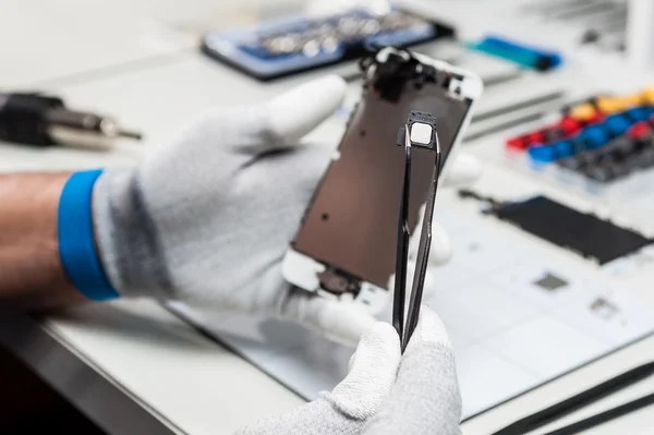 Nahaufnahme Fotos zeigen Prozess der Handy-Reparatur — Stockfoto