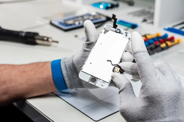 Fotos de primer plano que muestran el proceso de reparación del teléfono móvil — Foto de Stock