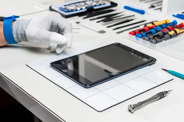 Foto di primo piano che mostrano il processo di riparazione del dispositivo tablet — Foto Stock