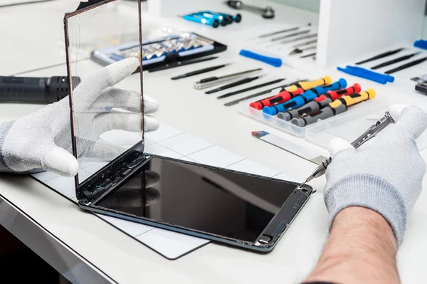 Nahaufnahme Fotos, die den Prozess der Reparatur von Tablet-Geräten zeigen — Stockfoto