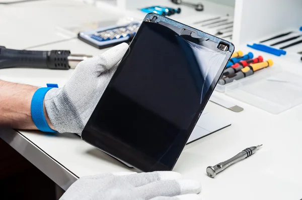 Fotos de primer plano que muestran el proceso de reparación del dispositivo de la tableta — Foto de Stock