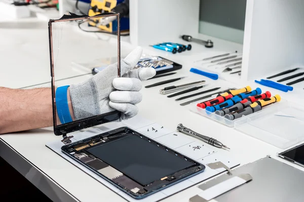 Fotos de primer plano que muestran el proceso de reparación del dispositivo de la tableta — Foto de Stock