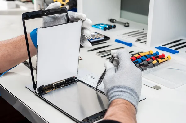 Fotos de primer plano que muestran el proceso de reparación del dispositivo de la tableta — Foto de Stock