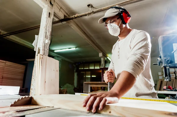 Carpintero trabajando en la máquina de madera en fábrica —  Fotos de Stock