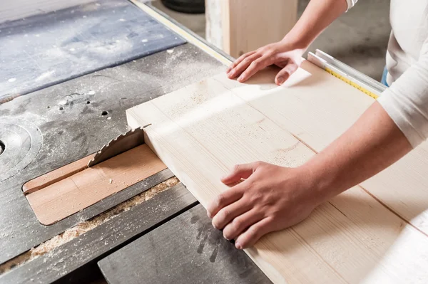 Tischler arbeitet mit industriellem Werkzeug in Holzfabrik, Kreissäge mit Holzbrett — Stockfoto