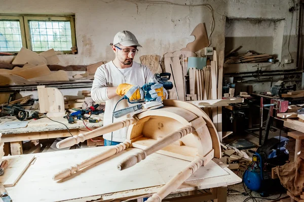 Плотник работает за деревянным столом  . — стоковое фото