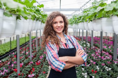 Çiçekçi kadın çiçekler sera içinde çalışma.