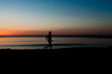 Yaşlı adam sunrise plajda.