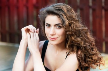 Dışarıdaki genç kadın portresi.